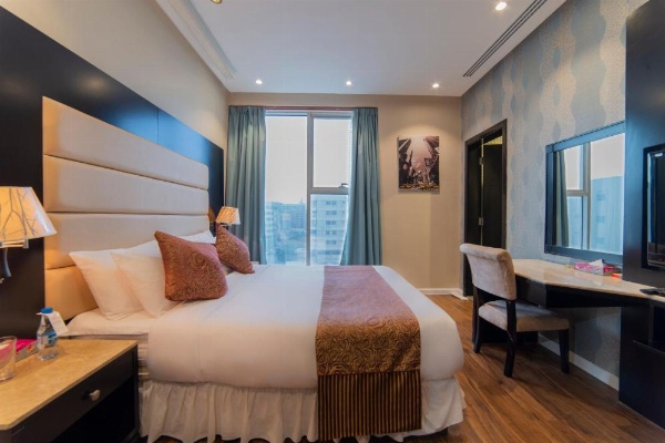 Executive Room with queen bed and work desk in a 3 star hotel in Riyadh
