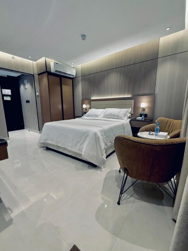 Guest Room with queen bed and workspace in a 3 star hotel in Riyadh Saudi Arabia